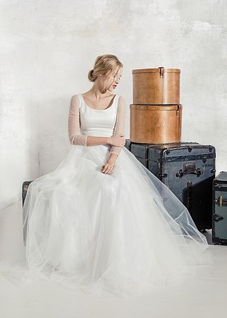 Romantisches Brautkleid mit weitem Tüllrock. Das Seidenoberteil ist inspiriert von Ballerinas und kann auch mit Ärmeln gefertigt werden.
