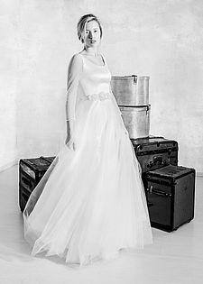 Romantisches Brautkleid mit weitem Tüllrock. Das Seidenoberteil ist inspiriert von Prima-Ballerinas und kann auch mit Ärmeln gefertigt werden.