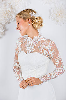 Romantisches Brautkleid mit herzförmiger Korsage aus wertvoller Seide. Royales Spitzenoberteil mit Knöpfen im Rücken und langen Ärmeln