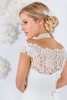 Jocelyn ist ein Klassisches Brautkleid aus edler Seide mit herzförmiger Korsage. Darüber getragen wird ein feines Spitzenoberteil mit geknöpftem Rücken und Carmenausschnitt