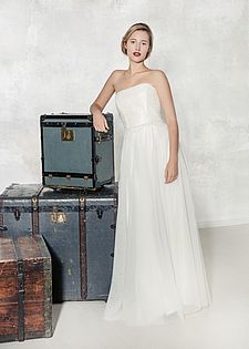 Korsagenkleid Louise stehend frontal Brautkleid mit spitzenbezogener Korsage und Softtüllrock in edlem Vintage-Look