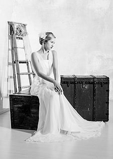 Romantisches Brautkleid mit geknoteten Trägern und weitschwingendem Tellerrock aus Seidenchiffon