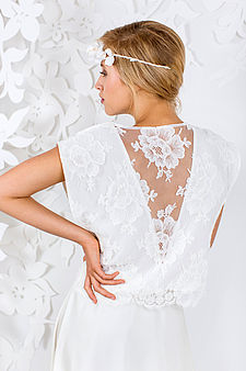 Schlichtes 2-teiliges Brautkleid aus Seidentop mit Spitze und Seidenrock