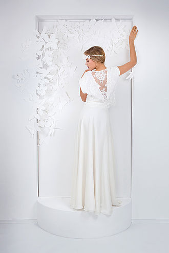 Schlichtes 2-teiliges Brautkleid aus Seidentop mit großen Spitzenblüten und weitem Seidenrock