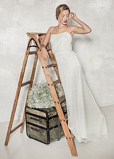 Schmal fallendes Kleid im 20er Jahre Look aus feiner französischer Spitze mit lockerem Trägeroberteil und kleiner Schleppe