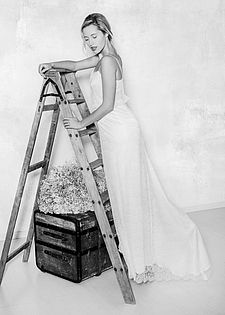 Schmal fallendes Kleid im 20er Jahre Look aus feiner französischer Spitze mit lockerem Trägeroberteil und kleiner Schleppe