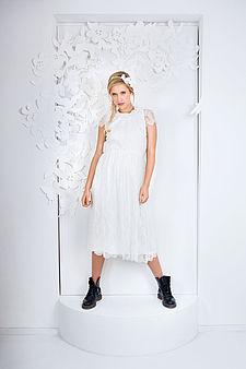Kurzes unkonventionelles Hochzeitskleid oder Kleid für das Standesamt mit Flügelärmeln aus zarter französischer Spitze im Vintage-Look