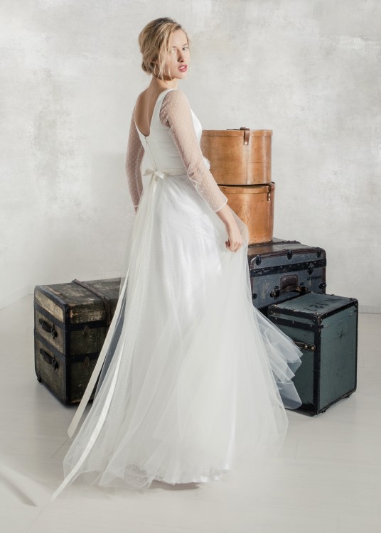 Romantisches Brautkleid mit weitem Tüllrock. Das Seidenoberteil ist inspiriert von Prima-Ballerinas und kann auch ohne Ärmel gefertigt werden.