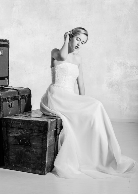 Brautkleid mit spitzenbezogener Korsage und weichem Tüllrock in edlem Vintage-Look 