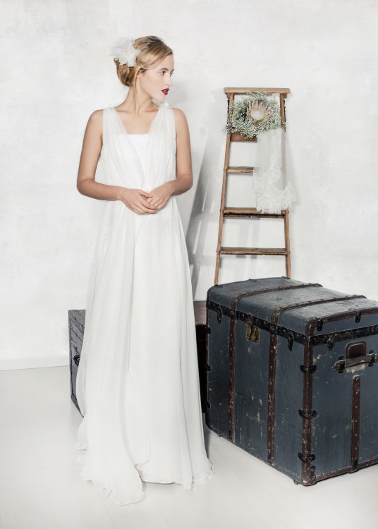 Romantisches Brautkleid mit aufwendiger Drappierung über Korsage und weitschwingendem Tellerrock aus Seidenchiffon