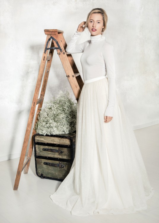 Boho-style Brautkleid mit geknöpftem Rollkragenpullover zu eingereihtem Rock aus französischem Spitzentüll