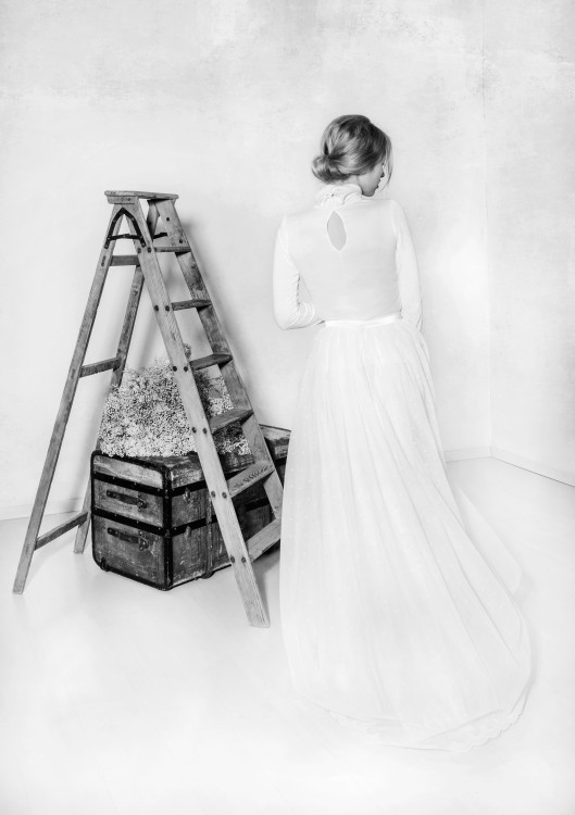 Romantisches Brautkleid mit Rollkragenpullover mit geknöpftem Rücken zu eingereihtem Rock aus französischem Spitzentüll